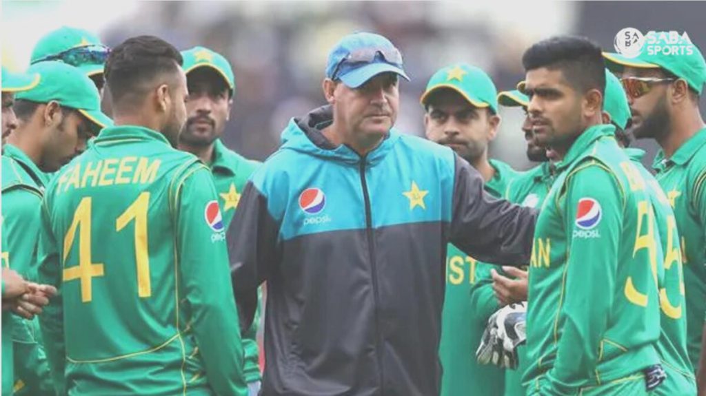 Mickey Arthur trying to convince Pak players to return to their home country
