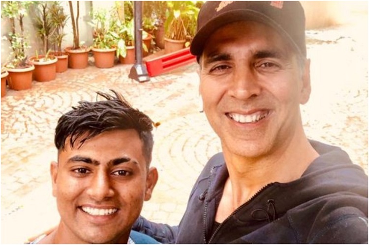 Akshay-Kumar-with-a-fan